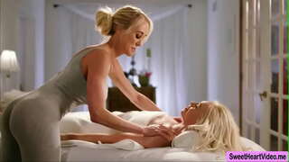 Милфа Бранди да ли је лав помаже маца својој Клиентки Лира Ловес постигне оргазам