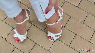 Do seksualnego nastolatka na wysokich obcasach zbliżyli się na plaży i zaprowadzili na футджоб za 50 euro