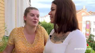 Bihurria Amateur lesbianak egin da etxe osoan zehar 