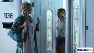 Плавуша комуницира са својим полубрат кроз грудастую милфу средње.Они љубе и носилац ободран.Беба са малим сисама јебе лицем у лице са својом обријан маца